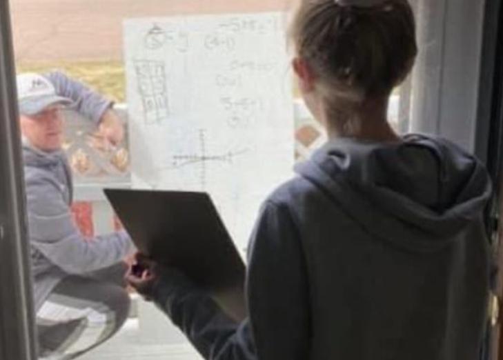 El maestro visitó la casa de su alumno y dio una lección en la calle debajo de la ventana en lugar de llevar a cabo una clase en línea.