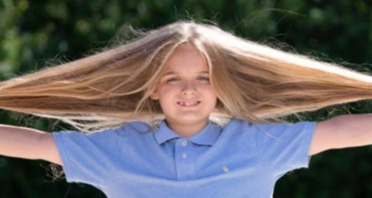 Durante 9 años, la madre no le cortó el pelo a su hijo. ¿Te gustaría saber cómo se ve en la actualidad?