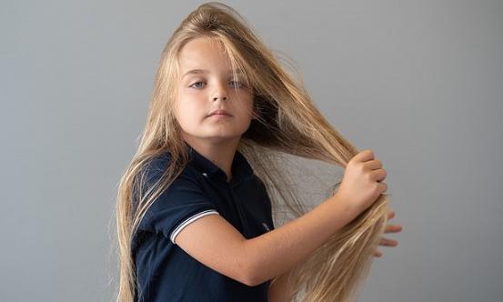 Durante 9 años, la madre no le cortó el pelo a su hijo. ¿Te gustaría saber cómo se ve en la actualidad?