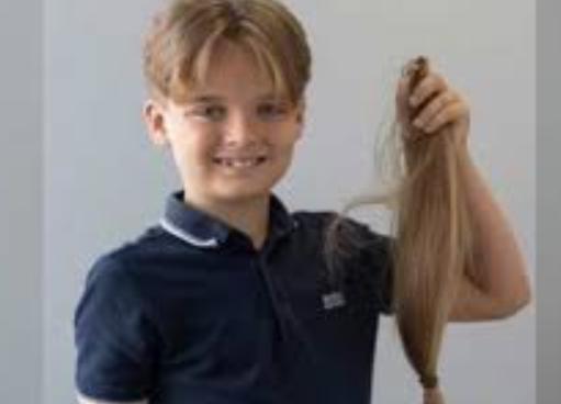 Durante 9 años, la madre no le cortó el pelo a su hijo. ¿Te gustaría saber cómo se ve en la actualidad?