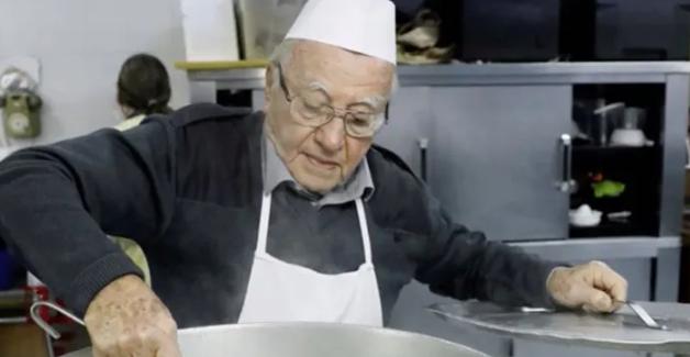 El "Chef de los pobres" de 90 años ha estado ayudando a las personas sin hogar en Italia durante 15 años.