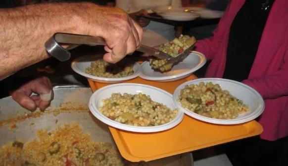 El "Chef de los pobres" de 90 años ha estado ayudando a las personas sin hogar en Italia durante 15 años.