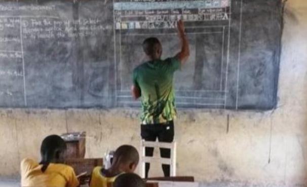 El profesor encontró una manera de enseñar informática a los estudiantes, incluso sin tener una computadora. Lo más importante es su deseo.
