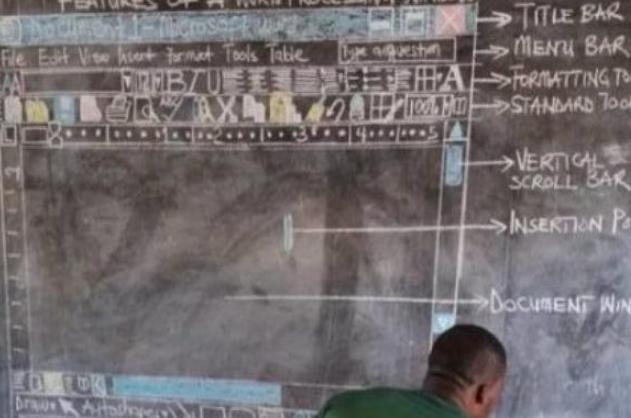 El profesor encontró una manera de enseñar informática a los estudiantes, incluso sin tener una computadora. Lo más importante es su deseo.