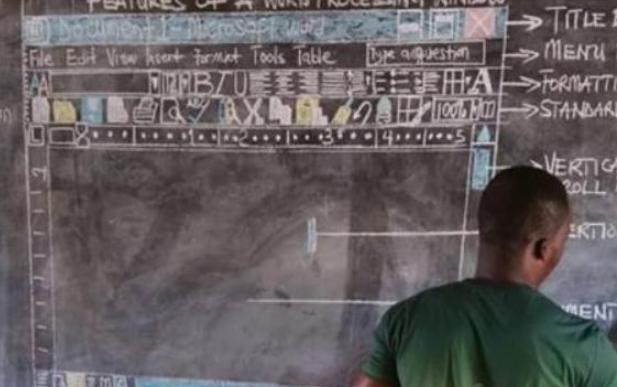 El profesor encontró una manera de enseñar informática a los estudiantes, incluso sin tener una computadora. Lo más importante es su deseo.