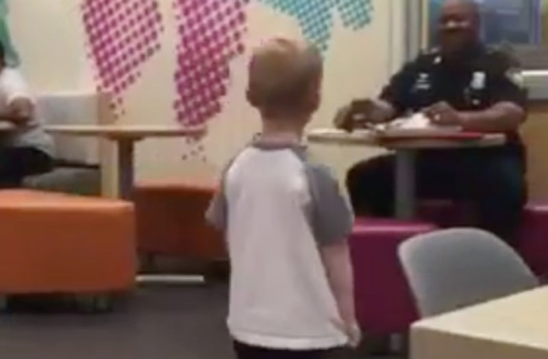 Esa linda acción de un niño pequeño de tres años desconcertó al oficial de policía.