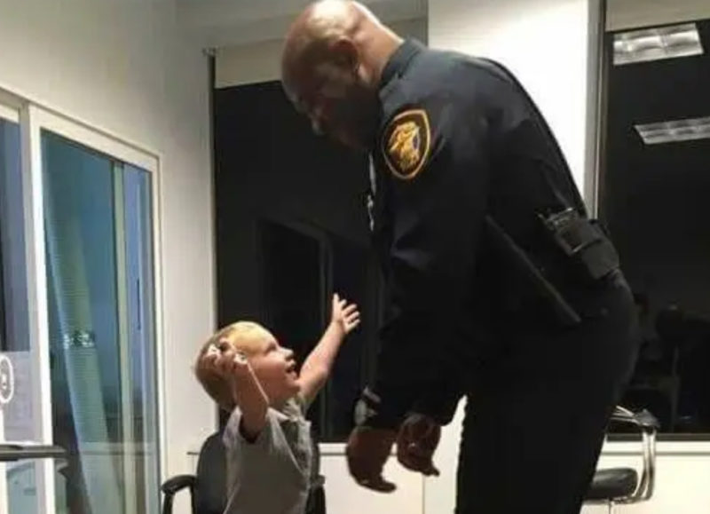 Esa linda acción de un niño pequeño de tres años desconcertó al oficial de policía.