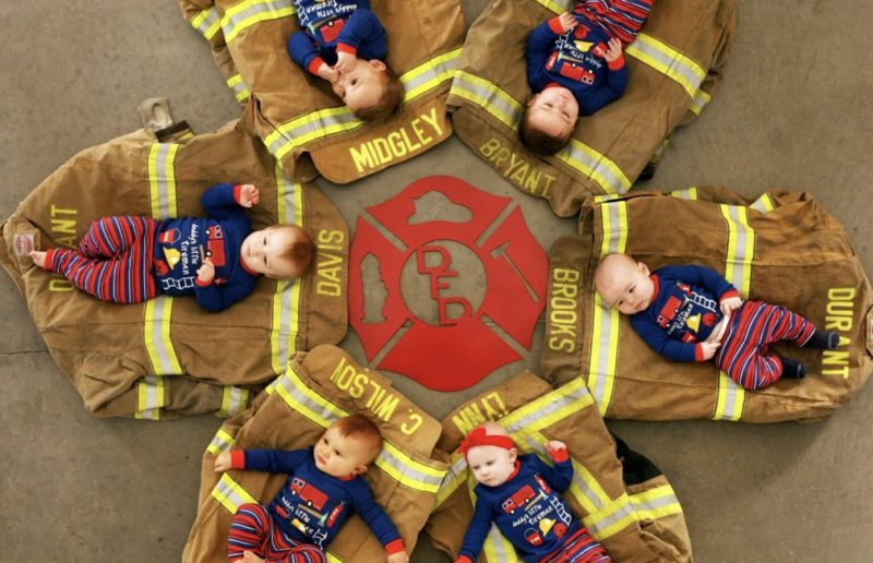 La familia de bomberos creció en 6 bebés en los últimos 6 meses y lo celebraron con las tarjetas navideñas más adorables.
