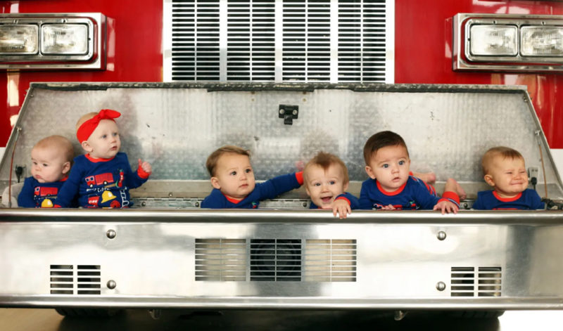 La familia de bomberos creció en 6 bebés en los últimos 6 meses y lo celebraron con las tarjetas navideñas más adorables.