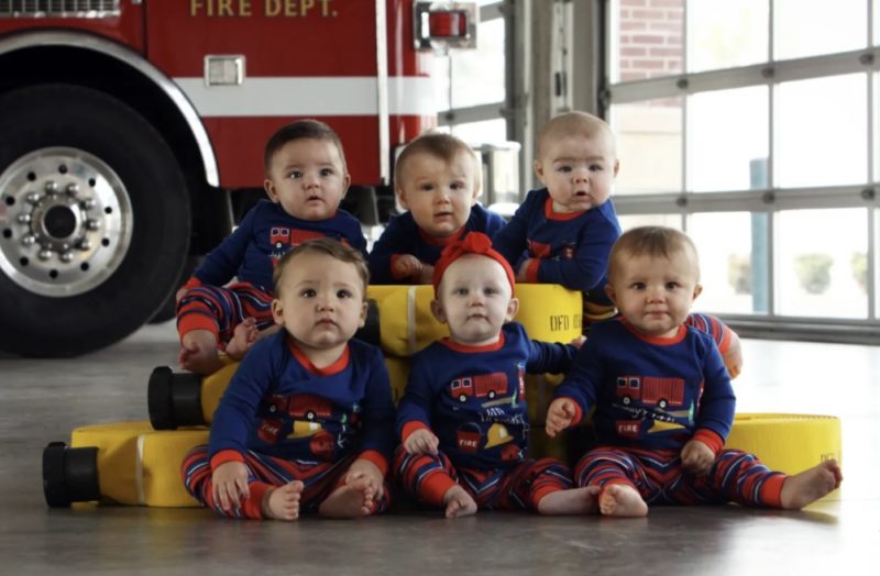 La familia de bomberos creció en 6 bebés en los últimos 6 meses y lo celebraron con las tarjetas navideñas más adorables.