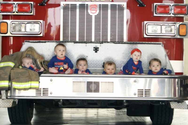La familia de bomberos creció en 6 bebés en los últimos 6 meses y lo celebraron con las tarjetas navideñas más adorables.