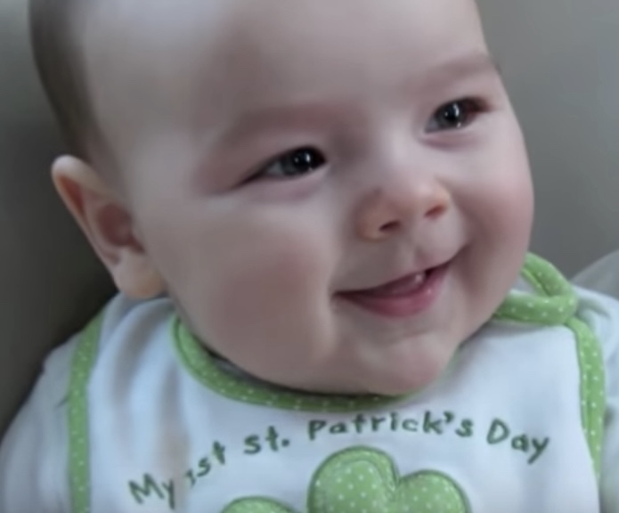 Papá pronuncia una palabra y el bebé regordete hace el berrinche más lindo que jamás verás.