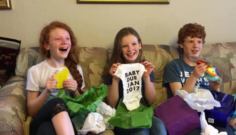 Hermanos abren regalos extraños, pero la hermana menor entra en pánico cuando se da cuenta de la sorpresa de mamá.