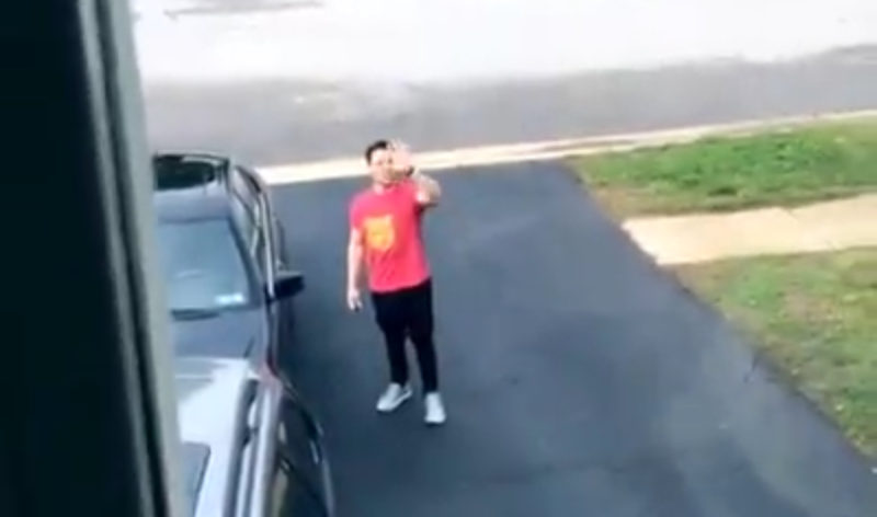 El video más tierno: un niño de dos años observa mientras su papá conduce y hace adorables comentarios.