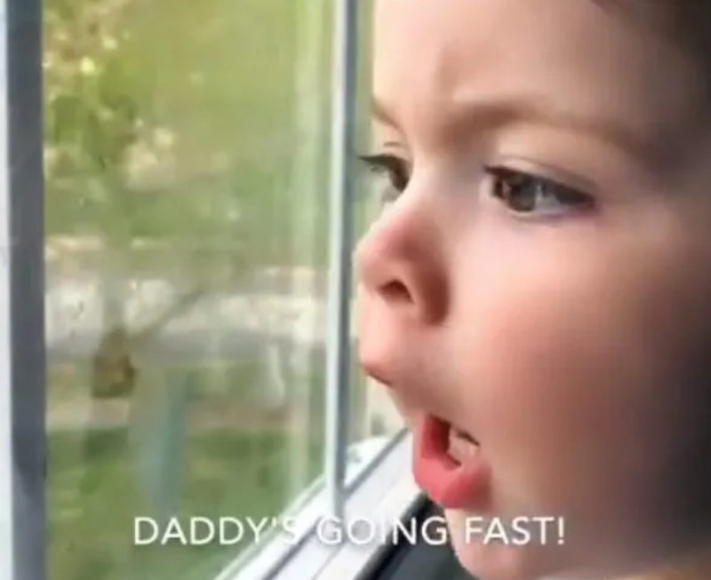 El video más tierno: un niño de dos años observa mientras su papá conduce y hace adorables comentarios.