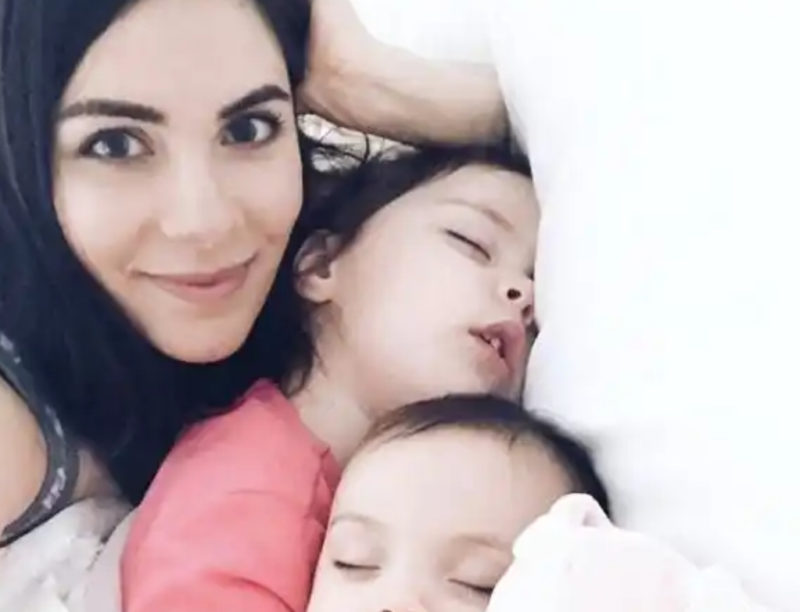 El video más tierno: un niño de dos años observa mientras su papá conduce y hace adorables comentarios.