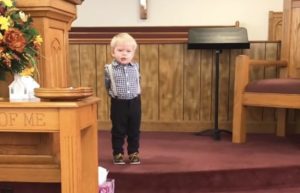 Hijo de pastor sube al escenario antes del servicio y pronuncia un sermón que hace reír a toda la iglesia.