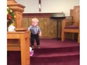 Hijo de pastor sube al escenario antes del servicio y pronuncia un sermón que hace reír a toda la iglesia.