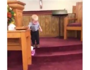 Hijo de pastor sube al escenario antes del servicio y pronuncia un sermón que hace reír a toda la iglesia.