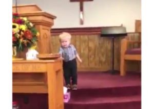 Hijo de pastor sube al escenario antes del servicio y pronuncia un sermón que hace reír a toda la iglesia.