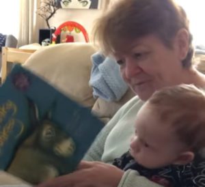 Abuela riendo mientras lee un libro a su nieto hace reír a internet junto a ella.