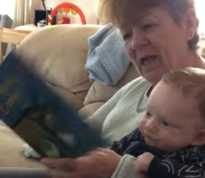 Abuela riendo mientras lee un libro a su nieto hace reír a internet junto a ella.