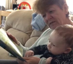 Abuela riendo mientras lee un libro a su nieto hace reír a internet junto a ella.