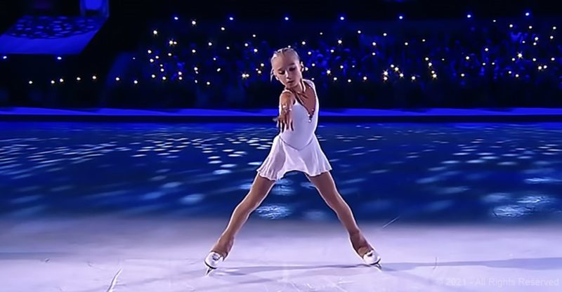 Niña de 10 años sorprende a la multitud con su actuación de patinaje sobre hielo con la canción 'Hallelujah'.