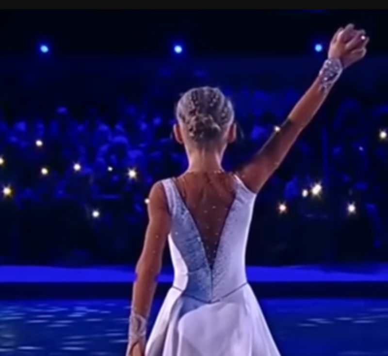 Niña de 10 años sorprende a la multitud con su actuación de patinaje sobre hielo con la canción 'Hallelujah'.
