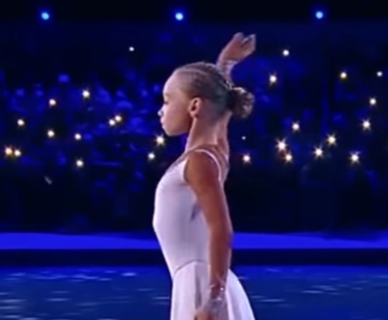 Niña de 10 años sorprende a la multitud con su actuación de patinaje sobre hielo con la canción 'Hallelujah'.
