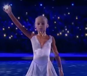 Niña de 10 años sorprende a la multitud con su actuación de patinaje sobre hielo con la canción 'Hallelujah'.