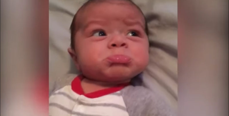 Bebés adorables haciendo pucheros, pero su nivel de ternura está al máximo.
