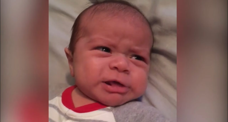 Bebés adorables haciendo pucheros, pero su nivel de ternura está al máximo.