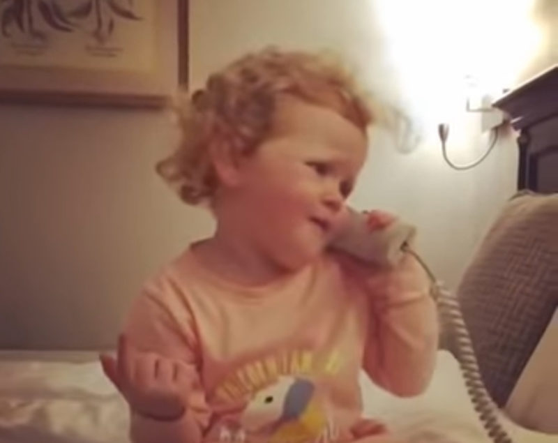 La conversación de esta preciosa niña con su amigo imaginario es lo más tierno. Merece un premio Oscar.