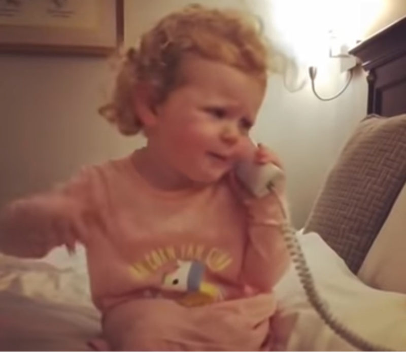 La conversación de esta preciosa niña con su amigo imaginario es lo más tierno. Merece un premio Oscar.