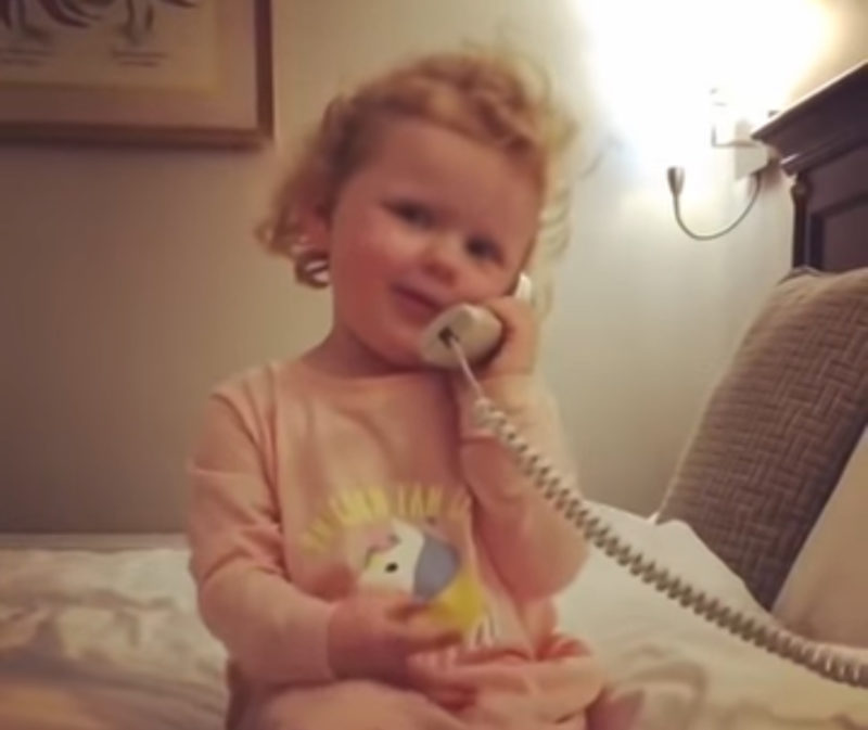 La conversación de esta preciosa niña con su amigo imaginario es lo más tierno. Merece un premio Oscar.