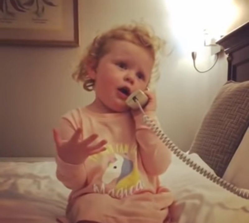 La conversación de esta preciosa niña con su amigo imaginario es lo más tierno. Merece un premio Oscar.