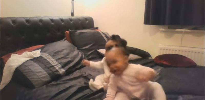 "Doble alegría: Gemelas de 8 meses bailando al ritmo de la actuación de mamá con la sintonía de 'Eastenders'."
