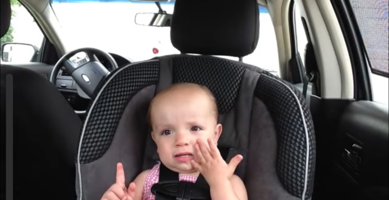 "Un bebé de un año deja en ridículo a Elvis con su karaoke en el coche."