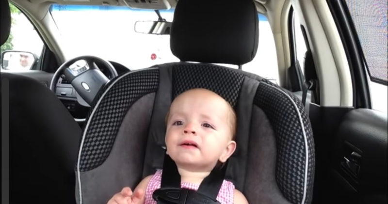 "Un bebé de un año deja en ridículo a Elvis con su karaoke en el coche."