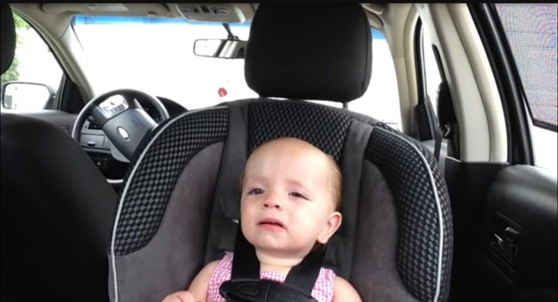 "Un bebé de un año deja en ridículo a Elvis con su karaoke en el coche."
