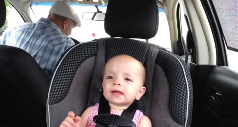 "Un bebé de un año deja en ridículo a Elvis con su karaoke en el coche."