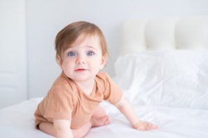 "Encantadores momentos con un adorable bebé bendecido con hermosos ojos azules."
