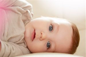 "Encantadores momentos con un adorable bebé bendecido con hermosos ojos azules."