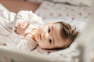 "Encantadores momentos con un adorable bebé bendecido con hermosos ojos azules."