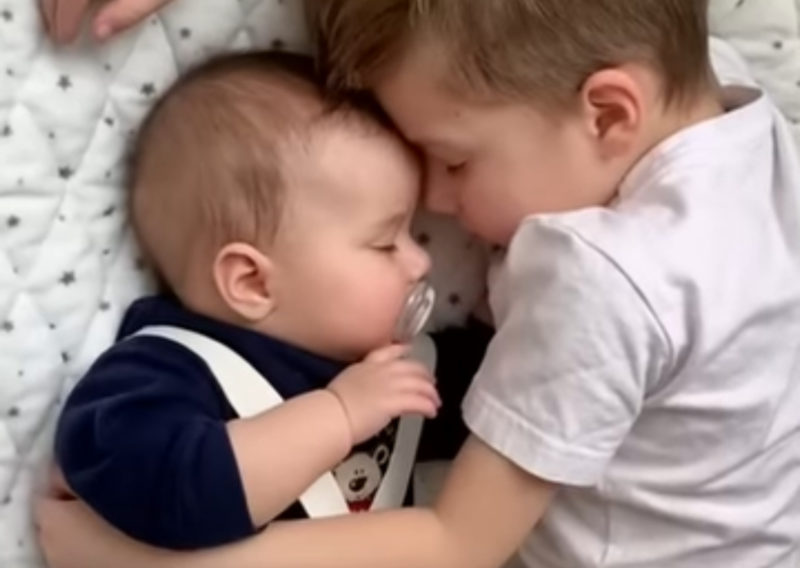 "Hermanito abraza a su hermanita mientras duermen."