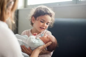 "Hermanito abraza a su hermanita mientras duermen."