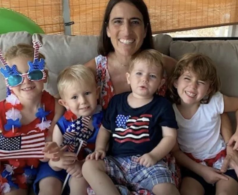 "Madre soltera de acogida se niega a permitir que los hermanos sean separados, ¡así que adopta a los 4 en su lugar!"