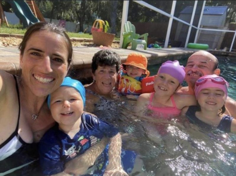"Madre soltera de acogida se niega a permitir que los hermanos sean separados, ¡así que adopta a los 4 en su lugar!"