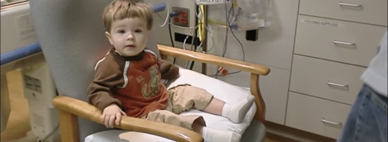 Qué hermoso momento capturado en video. Trevin conoce a su hermanito Carson.